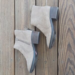 Gibson Latimer leather zip up booties size 8